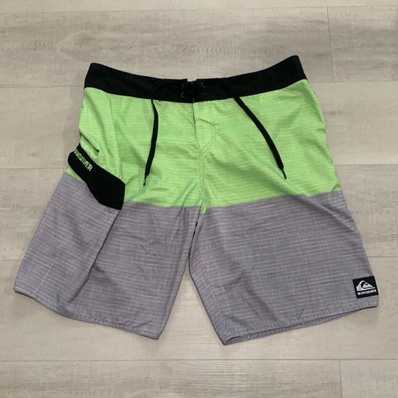 QUIKSILVER Board Shorts Bathing Suite Size 34 Grey Green - Picture 1 of 8